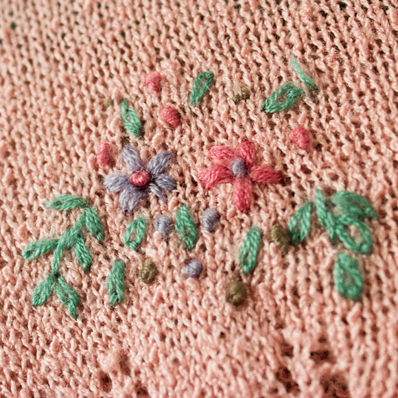 SOLD Pink embroidered flowers sweater Vintage - Picture 5 of 7